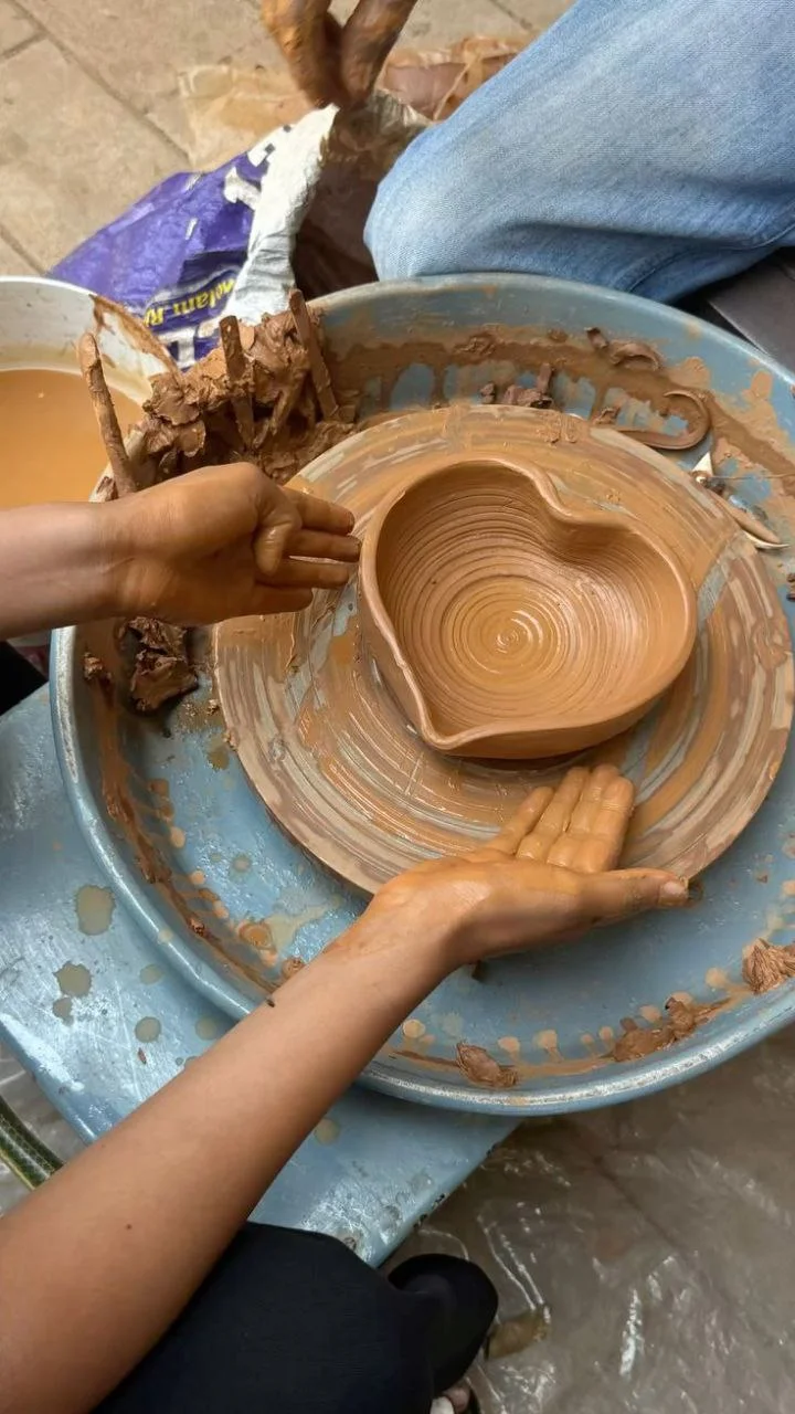 Tout objet en argile cuit à haute température dans un four est de la poterie.