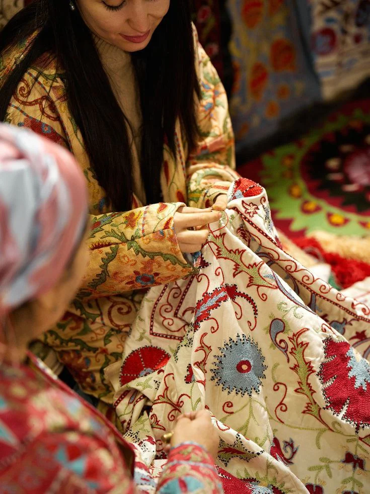 Un suzani est une broderie artisanale traditionnelle d'Asie centrale (principalement Ouzbékistan, Tadjikistan), réalisée à la main par des femmes sur du coton, de la soie ou du velours